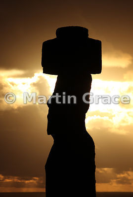 Ko Te Riku moai at sunset, Tahai complex, Rapa Nui (Isla de Pascua, Easter Island)