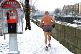 NEWS:.An elderly man jogging along Aston Quay, Dublin.02.12.10.Pic. Maura Hickey/086 85411130.