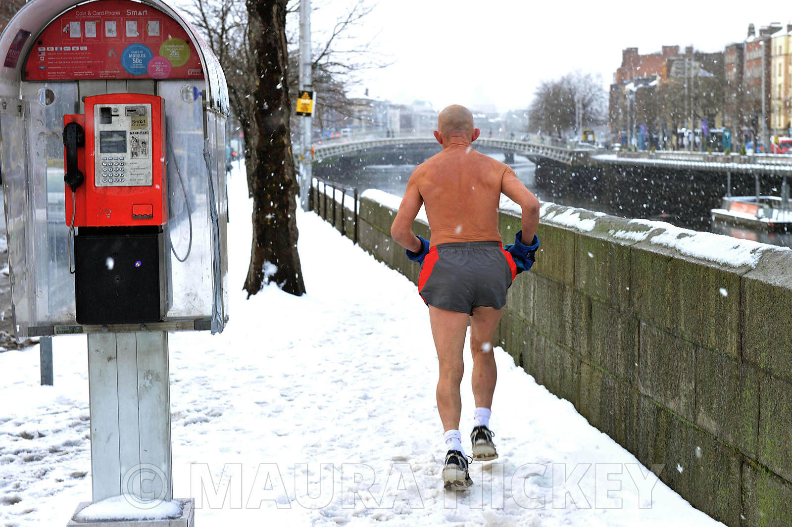 NEWS:.An elderly man jogging along Aston Quay, Dublin.02.12.10.Pic. Maura Hickey/086 85411130.