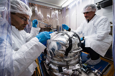 Ingénieurs ouvrent le caisson de simulation d'ambiance martienne après un test sous vide du sismomètre SEIS. Hotte à flux laminaire sur pilier sismique de la cave sismique de IPGP Institut de Physique du Globe de Paris.