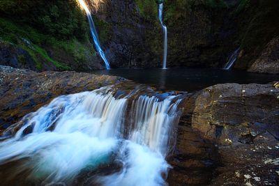 A la sortie du bassin, une petite cascade.