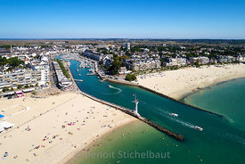 France, Loire-Atlantique (44), Baie du Pouliguen, La Baule, Le Pouliguen, entrée du port (vue aérienne)
