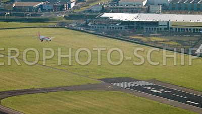 Amsterdam Airport Schiphol, een Easyjet vliegtuig land op 36R (Aalsmeerbaan)