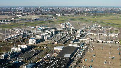 Amsterdam Airport Schiphol, de kantorenstrook en het vrachtareaal gezien vanuit het zuidwesten