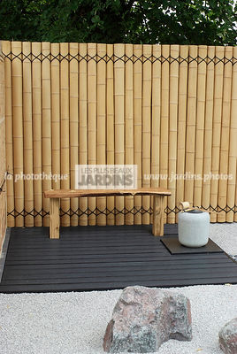 Jardin inspiration japonaise : jardin style japonais, Claustra fabriqué en bambou. Paysagiste : Kevin Young, Hampton Court, Angleterre
