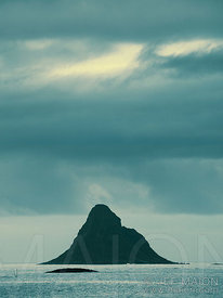Silhouette d´une île rocheuse sur la mer