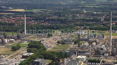 Sittard-Geleen, Chemelot, Chemische industrie met in de achtergrond de woonwijk Lindenheuvel.