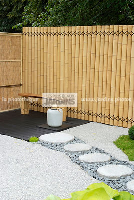Jardin inspiration japonaise : jardin style japonais, coin repos : banc. Paysagiste : Kevin Young, Hampton Court, Angleterre