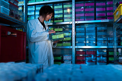 Technicienne avec tube echantillon dans l'extractotheque, stockage extraits vegetaux internationaux