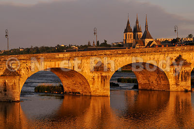 FRANCE, VALLEE DE LA LOIRE, BLOIS, PONT SUR LA LOIRE//FRANCE, LOIRE VALLEY, BLOIS, BRIDGE OVER THE LOIRE RIVER