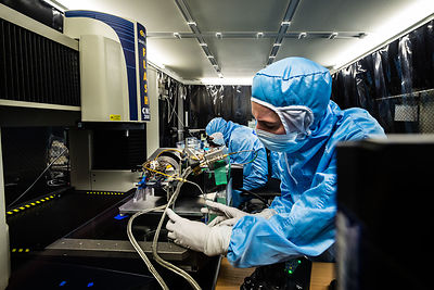 Ingénieurs contrôlent par mesure 3D un pendule du sismomètre ultrasensible SEIS Seismic Experiment for Interior Structures, dans une hotte à flux laminaire d'une salle blanche de l'entreprise Sodern.