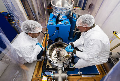 Ingénieurs préparent un sismomètre SEIS pour un test sous vide dans caisson de simulation d'ambiance martienne sous hotte à flux laminaire. Pilier sismique de la cave sismique de IPGP Institut de Physique du Globe de Paris.