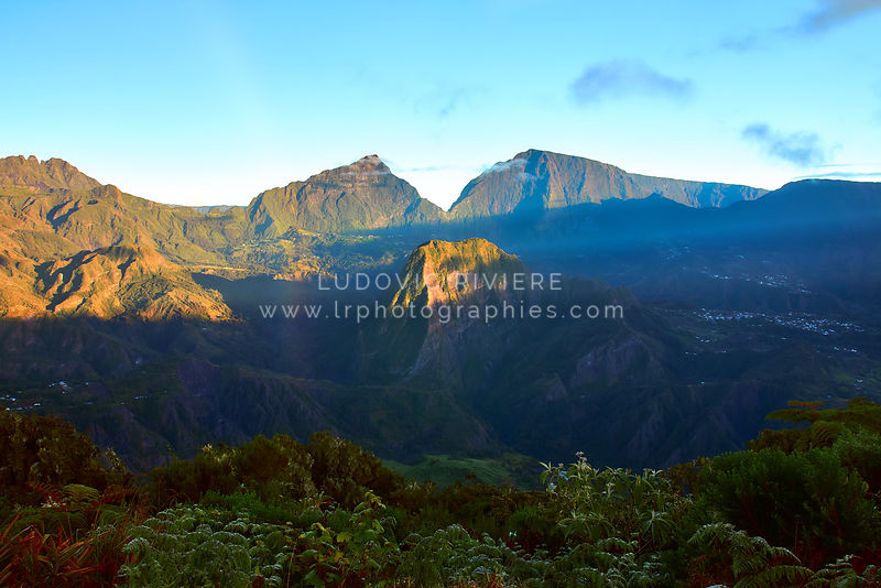 Premiers rayons de soleil sur le piton d'anchaing, cimendef et la roche écrite