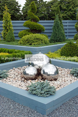 Jardin contemporain, Jardin de conifères. Fontaine. Designer : Roger Griffin. Hampton Court. Angleterre