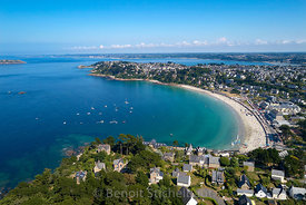 France, Côtes-d'Armor (22), Côtes de Granit Rose, Perros-Guirec, plage de Trestraou (vue aérienne)