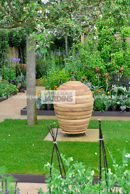 Ruche en bois dans un petit jardin, urbain, Style champêtre contemporain, Paysagiste : Adam Frost, CFS, Angleterre