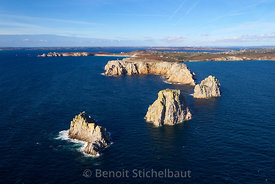 France, Finistère (29), Mer d'Iroise, Parc Naturel Regional d'Armorique, Presqu'ile de Crozon, Camaret-sur-Mer, Pointe de Pen Hir, les Tas de Pois (vue aérienne)