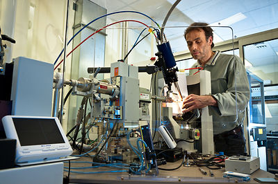 Technicien analyse un mono-crystal avec diffractrometre rayon X
