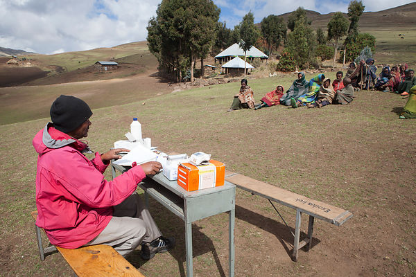 Consultation médicale dans les montagnes Simien en Ethiopie par Getou, infirmier-docteur pour l'association Simien Mountaim Medical Mobile Services en Éthiopie / Medical Consultation in the Simien Mountains in Ethiopia by Getou, Nurse for the Simien Mountaim Medical Mobile Services Association in Ethiopia