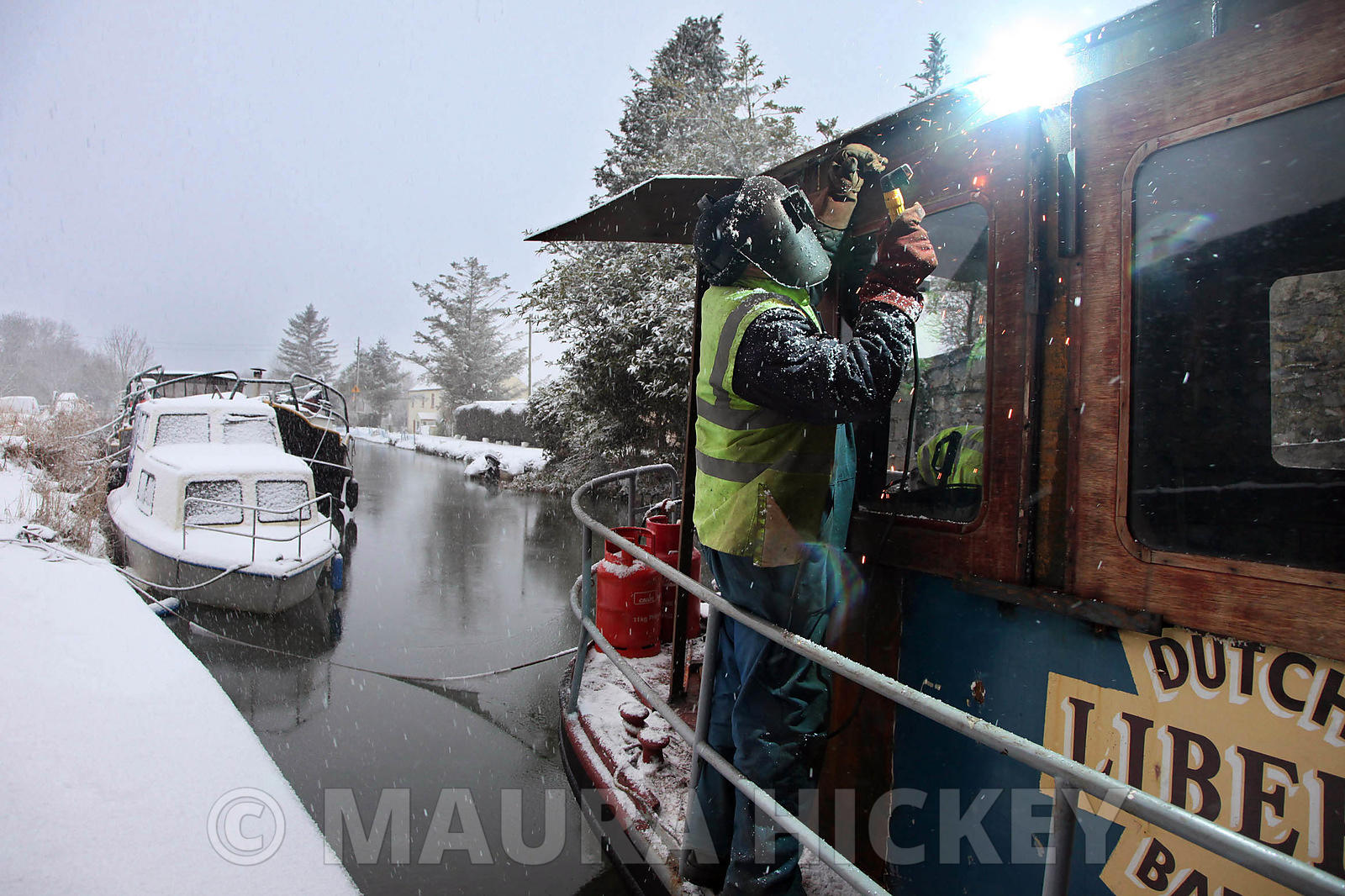 A welder working on a barge on the Grand Canal, Hazelhatch, Celbridge, Co. Kldare during the snow on Wednesday..06.01.10.Pic. Maura Hickey/086 8541130.
