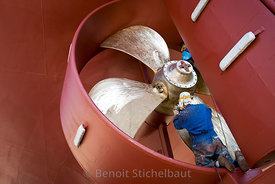 France, Finistere (29), Concarneau, ouvrier travaillant sur le chalutier JACK ABRY II dans la cale sèche