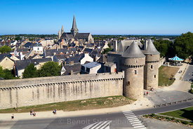 France, Loire-Atlantique (44), Presqu'île de Guérande, Parc Naturel Regional de la Briere, Guérande, la cité médiévale, la Porte Saint Michel du XVe siècle et Musée du Pays de Guérande (vue aérienne)
