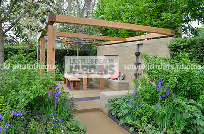 Petit jardin, urbain, Style champêtre contemporain, Coin repas sous une pergola en bois. Massif avec Iris sibirica. Paysagiste : Adam Frost, CFS, Angleterre