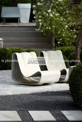 Fauteuil en béton fibré par Willy Guhl, Conception et réalisation : James et William Hartley. English Garden Group