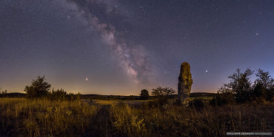 Menhir galactique - St André de Vezines - Aveyron