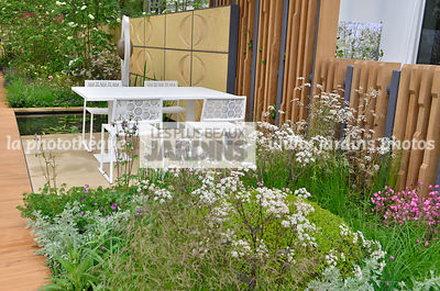 Terrasse contemporaine, mobilier de jardin : table et chaise collection Japan (Fabricant Estudi Hac), Massif style champêtre : Anthriscus sylvestris 'Ravenswing' (Cerfeuil sauvage), Paysagiste : Robert Myers, CFS, Angleterre