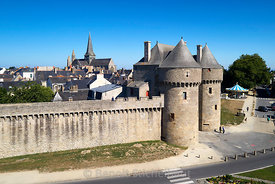 France, Loire-Atlantique (44), Presqu'île de Guérande, Parc Naturel Regional de la Briere, Guérande, la cité médiévale, la Porte Saint Michel du XVe siècle et Musée du Pays de Guérande (vue aérienne)