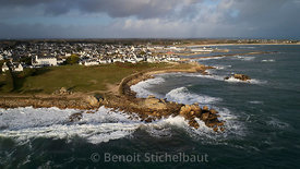 France, Finistère (29), Lesconil, la côte et le port en hiver (vue aérienne)
