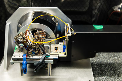 Contrôle par mesure 3D d'éléments d'un pendule du sismomètre ultrasensible SEIS Seismic Experiment for Interior Structures, dans une hotte à flux laminaire d'une salle blanche de l'entreprise Sodern.