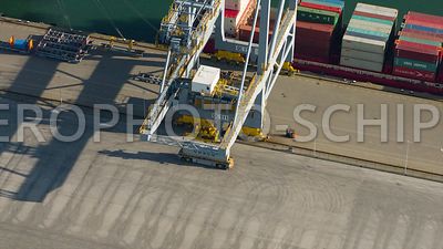 Close up van een diepzeekadekraan en AGV op de Rotterdam World Gateway (RWG) Container Terminal, Rotterdam Harbour, Maasvlakte, Rotterdam, Netherlands