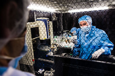 Ingénieurs contrôlent par mesure 3D des éléments du sismomètre ultrasensible SEIS Seismic Experiment for Interior Structures, dans une hotte à flux laminaire d'une salle blanche de l'entreprise Sodern.