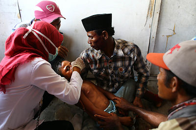 Il reçoit les premiers soins dans la cabane en planches du champ de courses qui tient lieu d'infirmerie avant d'être transféré à l'hopital de Sumbawa Besar.