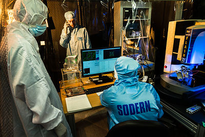 Ingénieurs contrôlent par mesure 3D un pendule du sismomètre ultrasensible SEIS Seismic Experiment for Interior Structures, dans une hotte à flux laminaire d'une salle blanche de l'entreprise Sodern.