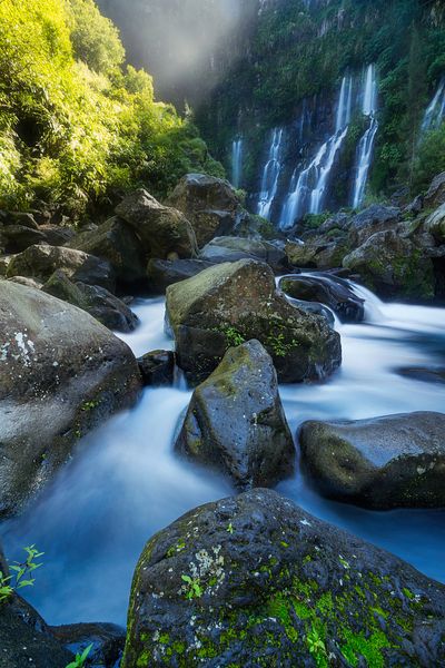 Rayons de soleil sur rivière de la Réunion