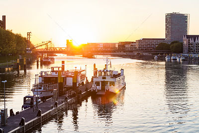Ausflugsboote, Wesertower, Bürogebäude, Weser, Bremen
