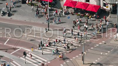 Voetgangers op het kruispunt van het Damrak met de Prins Hendrikkade, Amsterdam Centrum, Amsterdam, Nederland