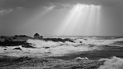 France, Finistère (29), Penmarc'h, Saint-Guénolé par gros temps (vue aérienne)