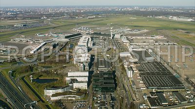 Amsterdam Airport Schiphol, de kantorenstrook en het vrachtareaal gezien vanuit het zuidwesten