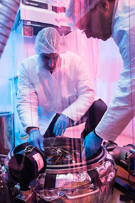 Ingénieurs préparent un sismomètre SEIS pour un test sous vide dans caisson de simulation d'ambiance martienne sous hotte à flux laminaire. Pilier sismique de la cave sismique de IPGP Institut de Physique du Globe de Paris.