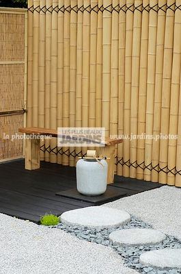 Jardin inspiration japonaise : jardin style japonais, coin repos : banc. Paysagiste : Kevin Young, Hampton Court, Angleterre