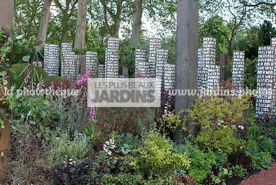 Décoration insolite, colonne dans massif. Designer : Paul Stone. Chelsea FS, Angleterre