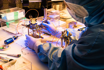 Ingénieur assemble le pivot et des éléments d'un pendule du sismomètre ultrasensible SEIS Seismic Experiment for Interior Structures, dans une hotte à flux laminaire d'une salle blanche de l'entreprise Sodern.