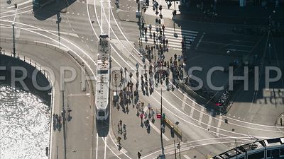Voetgangers op het kruispunt van het Damrak met de Prins Hendrikkade, Amsterdam Centrum, Amsterdam, Nederland