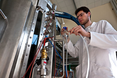 Technicien travaille sur fermanteur multi-plateau "Platotex" grande capacite