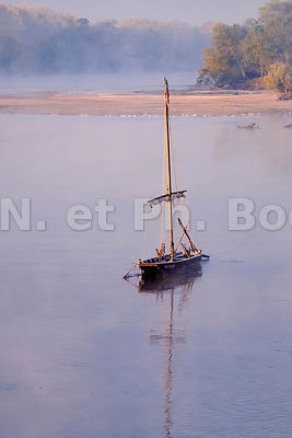 FRANCE, TOUE CABANEE//FRANCE, TRADITIONAL BOAT