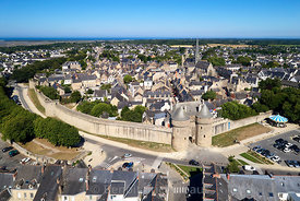 France, Loire-Atlantique (44), Presqu'île de Guérande, Parc Naturel Regional de la Briere, Guérande, la cité médiévale, la Porte Saint Michel du XVe siècle et Musée du Pays de Guérande (vue aérienne)